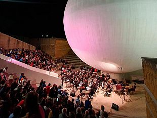 note-di-emozioni-al-concerto-della-banda-gioacchino-rossini-di-gibellina-lintervista-a-tony-sperandeo-lattore-diverte-e-commuove