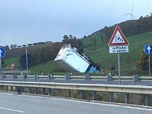 un-furgone-si-ribalta-in-autostrada-nei-pressi-di-salemi