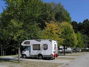 divieto-di-sosta-nelle-aree-pubbliche-di-camper-e-simili-nelle-ore-notturne