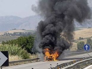 a29-camion-in-fiamme-tra-fulgatore-e-dattilo-autostrada-chiusa-e-traffico-in-totale-tilt