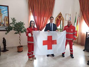 campobello-esposta-al-palazzo-municipale-la-bandiera-della-croce-rossa-italiana