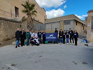 volontari-di-plastic-free-ripuliscono-la-scuola-lombardo-radice