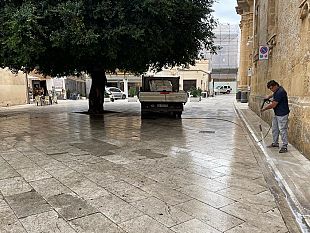 mazara-operatori-al-lavoro-per-pulire-strade-del-centro