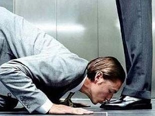 una-punta-di-sal-il-peso-dellamico-se-la-raccomandazione-diventa-il-male-del-secolo