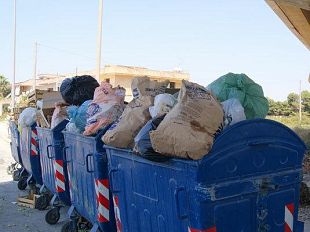 cassonetti-rifiuti-stracolmi-a-tutte-le-ore-cittadini-poco-rispettosi-e-mancanza-di-controlli