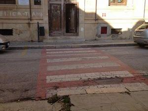 cittadino-si-rompe-il-naso-a-causa-di-una-grossa-crepa-davanti-scuola-cattivo-stato-di-molte-strade-e-marciapiedi-della-citta