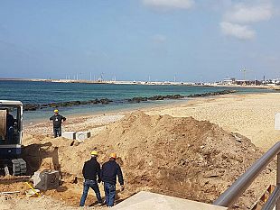 video-mazara-la-via-i-lavori-del-sunny-lounge-bar-presso-la-spiaggia-in-citta