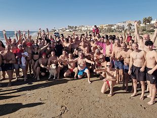 castelvetrano/oltre-150-partecipanti-per-il-bagno-di-capodanno-sulla-spiaggia-di-tre-fontane