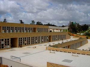 ladri-rubano-una-croce-al-cimitero-comunale