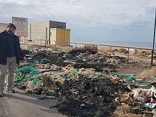 video-all-ingresso-del-porto-di-mazara-reti-e-cime-in-gran-quantita-fra-i-rifiuti