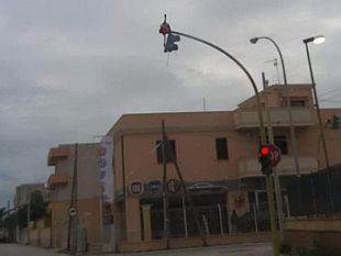 mazara-semaforo-pericolosamente-penzolante-allincrocio-via-fani-e-bessarione-chi-interviene