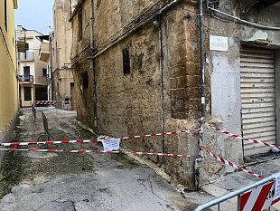 rischio-crollo-per-un-edificio-a-castelvetrano-chiuso-laccesso-ad-un-cortile-disagi-per-le-dieci-famiglie-che-vi-risiedono