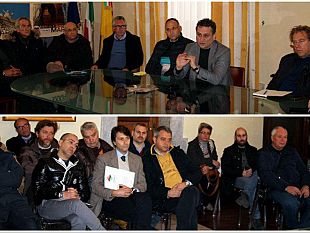 raccolta-rifiuti-piatti-e-bicchieri-di-plastica-nel-relativo-contenitore