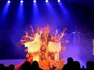 grande-successo-di-pubblico-a-favignana-per-il-musical-forza-venite-gente