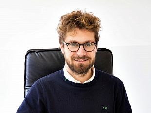 trapani-immigrato-nigeriano-tenta-di-fuggire-ai-controlli-dei-vigili-al-semaforo-ma-viene-immobilizzato-dal-consigliere-salone