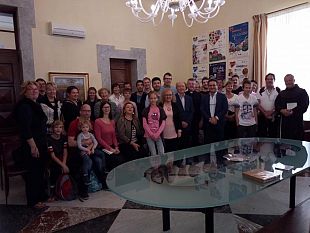 il-sindaco-di-girolamo-riceve-a-palazzo-municipale-il-coro-sloveno-che-ha-cantato-alla-cerimonia-di-insediamento-di-don-giacomo-marino-come-parroco-di-santanna