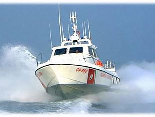 mazara-salvati-6-migranti-a-bordo-di-un-barchino-dalla-guardia-costiera