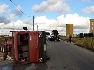 video-mazara-incidente-in-via-degli-archi-camion-si-ribalta