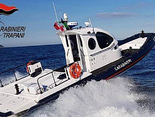 trapani/favignana-non-riesce-a-raggiungere-la-barca-per-la-corrente-salvata