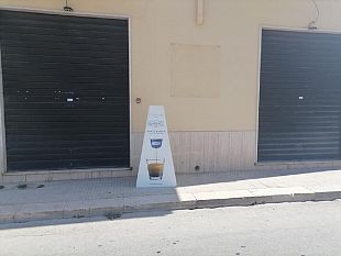 castelvetrano/mazara-colla-nelle-serrature-di-un-negozio-atto-vandalico-o-intimidazione