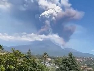 crolla-una-parte-del-cratere-delletna-nube-eruttiva-alta-chilometri