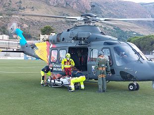 trapani/zingaro-soccorso-un-ragazzo-da-un-elicottero-dellaeronautica-militare