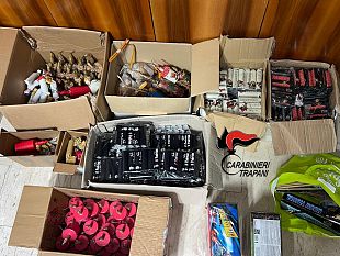 trapani/trapani-oltre-1300-botti-artigianali-nascosti-sotto-il-letto-arrestato-27enne