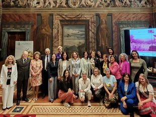 apinrosa-2025-premiate-la-roma-e-apicoltrici-siciliane-francesca-maria-sottile-buseto-palizzolo-e-elisa-cerrito