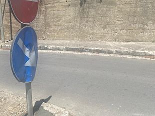 alcamo-rimessi-a-posto-i-cartelli-tra-il-prolungamento-di-corso-dei-mille-e-via-tre-santi