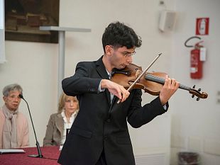 il-violinista-trapanese-manuel-burruesci-vince-il-premio-internazionale-scimone