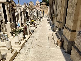 alcamo-sono-in-corso-i-lavori-di-pulizia-dei-cimiteri-comunali