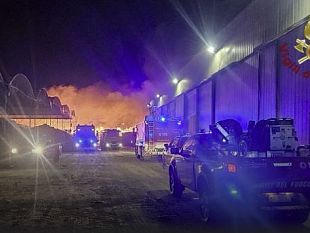 inferno-nella-notte-a-marsala-brucia-la-sarco-azienda-leader-nel-riciclo-di-rifiuti