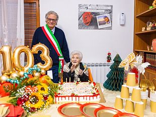 nonna-angela-scire-festeggia-103-anni-con-il-sindaco-lentini-ed-i-suoi-parenti
