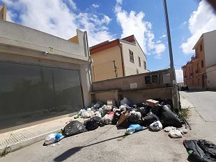 marsala-rifiuti-in-via-tunisi-un-cartello-di-insulti-non-basta