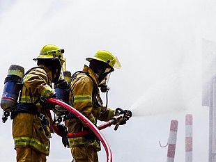 castelvetrano-incendio-allinterno-di-un-accampamento-di-migranti