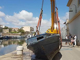 video-mazara-rimossa-barca-affondata-dopo-marrobbio-dei-giorni-scorsi-porto-canale-nel-degrado