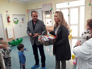 trapani-il-sindaco-dona-tante-piccole-biblioteche