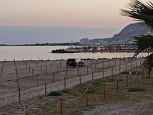 trapani-lassurda-vicenda-dellauto-parcheggiata-in-riva-al-mare