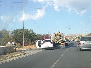 tamponamento-sulla-sp18-auto-contro-autobotte