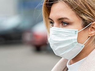 nuova-ordinanza-di-musumeci-per-contrastare-laumento-di-casi-covid-in-sicilia-vietati-gli-assembramenti-e-mascherina-anche-allaperto