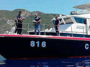 carabinieri-controlli-e-sanzioni-dei-nas-a-bordo-di-motobarche-per-escursioni-marittime