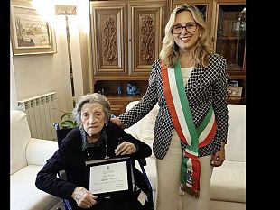 nonna-agata-genco-festeggia-100-anni-patti-consegna-la-targa-a-nome-della-citta-di-marsala