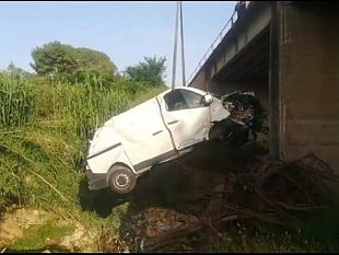 castelvetrano/volano-dal-viadotto-e-finiscono-nel-modione-salvi-i-due-a-bordo-del-mezzo