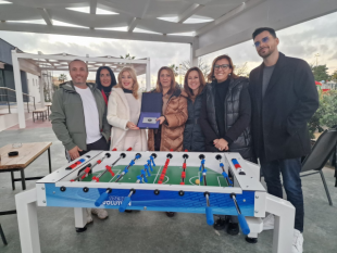 kiwanis-club-trapani-dona-un-calciobalilla-paralimpico-al-comune-di-erice