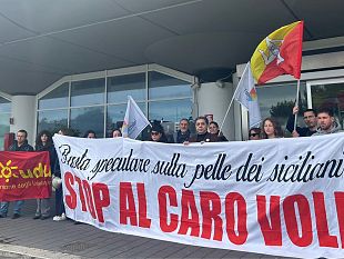 sit-in-allaeroporto-di-catania-basta-caro-voli