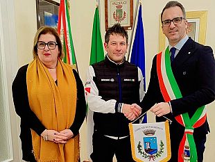 valderice-il-sindaco-stabile-ha-incontrato-latleta-fabio-amico-appassionato-della-pesca-in-apnea