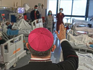 il-vescovo-giurdanella-in-visita-agli-ammalati-un-natale-di-speranza-negli-ospedali-della-diocesi