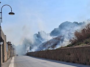 fiamme-sul-costone-del-parco-delle-rimembranze-a-castelvetrano