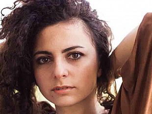 al-teatro-antico-di-segesta-la-caduta-delle-maschere