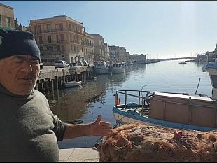 video-semu-anniati-na-lu-fanguni-niemu-a-lamerica-pescatori-mazaresi-impantanati-nel-porto-canale